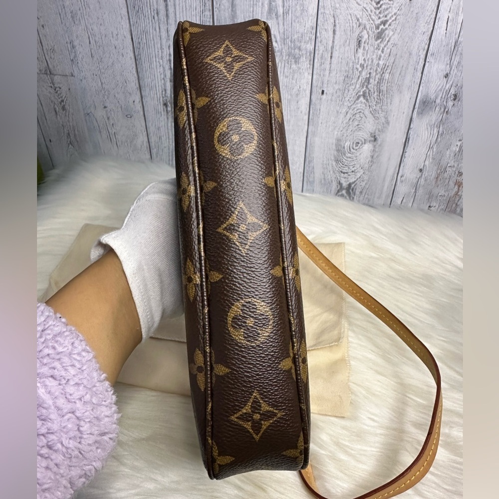 LOUIS VUITTON pochette accesory bag in monogram - Picture 7 of 17